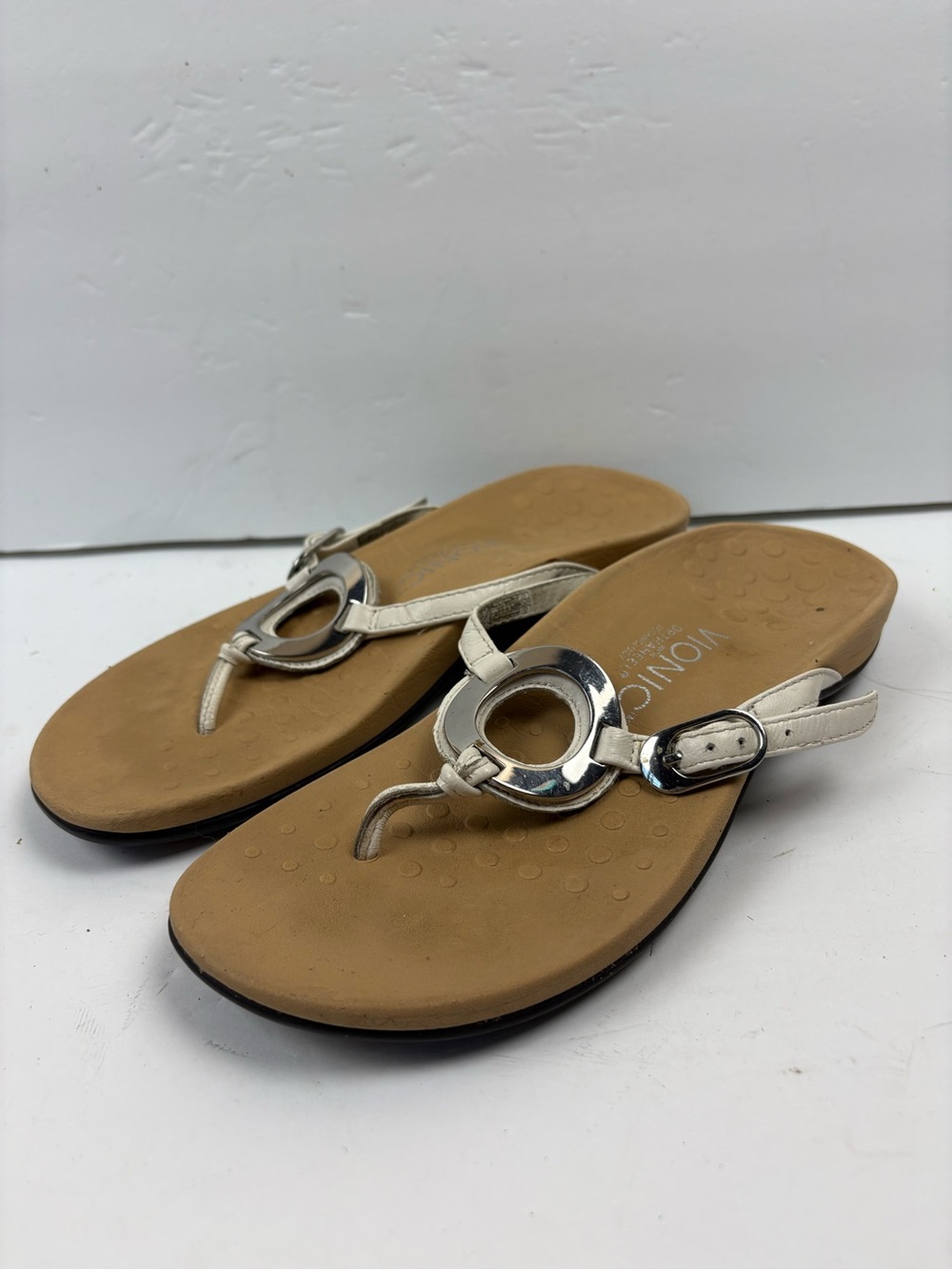 Vionic Karina White Leather Thing Sandals Silver Hardware Women’s Size 7